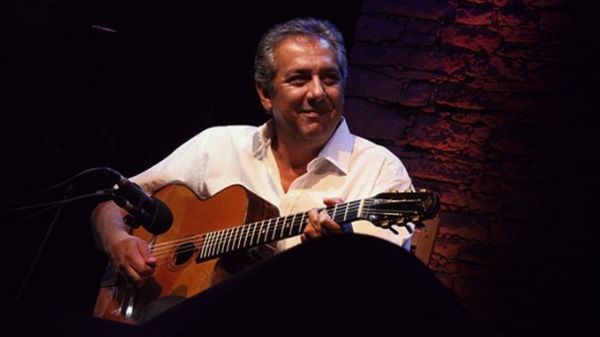 Romane, guitariste jazz manouche